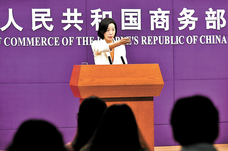 ◆全球有90%的稀土產品供應來自中國。圖為工人在包頭江馨微電機科技有限公司生產車間內作業。 資料圖片