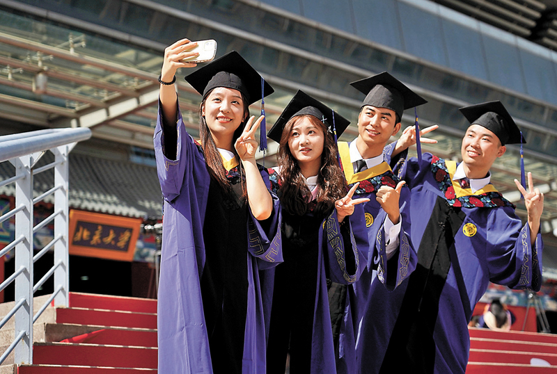 ◆7月5日，畢業生在北京大學2023年研究生畢業典禮暨學位授予儀式結束後拍照留念。 新華社