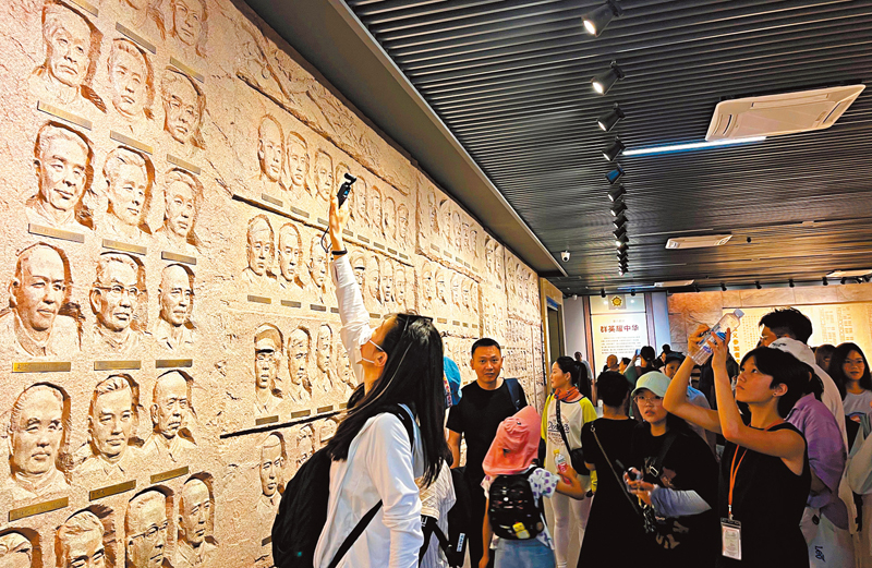 ◆ 2023「范長江行動——香港傳媒學子江西行」採訪團成員在拍攝范長江雕像。 曾萬芩  攝