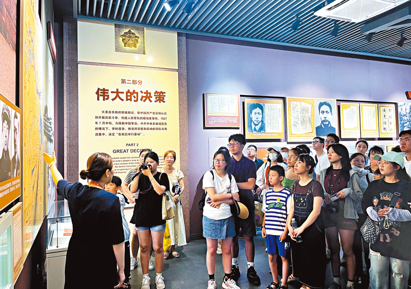 ◆ 學子與遊客們一道參觀南昌八一起義紀念館。 曾萬芩  攝