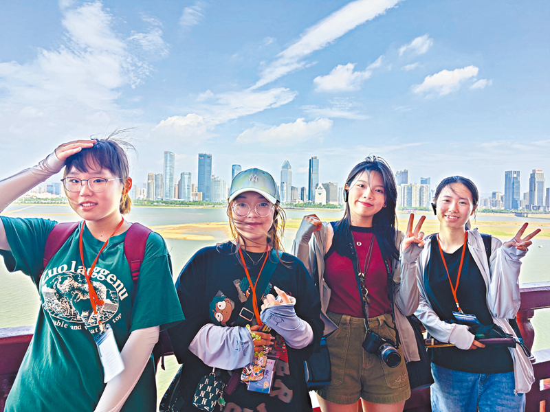 ◆ 學子在滕王閣上合影留念。鄭有佳  攝