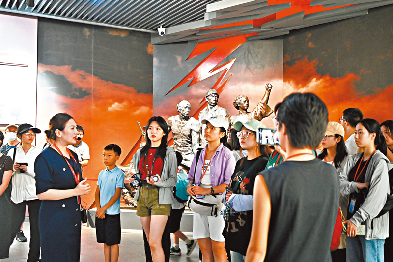 ◆ 學子仔細聆聽紀念館職員講解。黃倩怡  攝