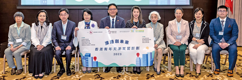 （左起）李樂詩、簡慧敏、高永文、蔡關頴琴、梁宏正、蔡黃玲玲、梁愛詩、張佐姣、陸海、陳翰林。