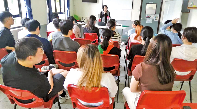 學員參加宿營，蔡關頴琴回答學員有關實習的提問。