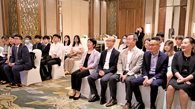 學員在天津與支持機構負責人一起參加啟動禮。