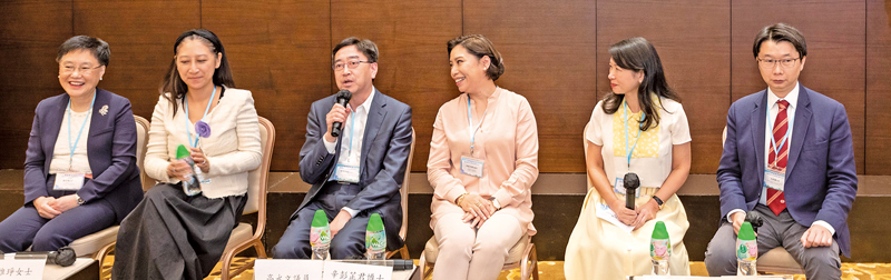 分享嘉賓：（左起）羅君美（會計）、李惟琤（金融）、高永文（醫護）、辛彭芷君（文化）、何文琪（法律)、王紹基（主持）。