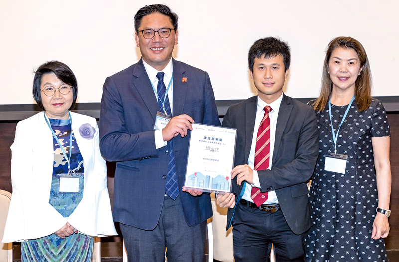 （左三）蔡捷思代表環渤海企業家聯盟接受感謝狀。