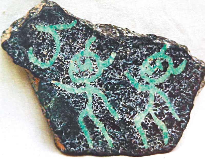 ◆圖四：作者藏品，古羌人在各自的始祖「紅山龍」、「紅山鴞（鳥）」的護佑下生存。