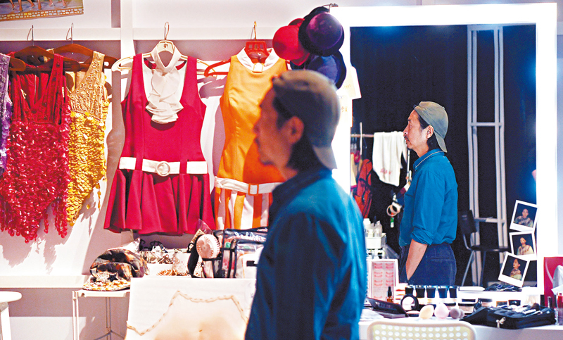 ◆文念中在香港文化博物館專題展覽館觀看展出的電影服裝。