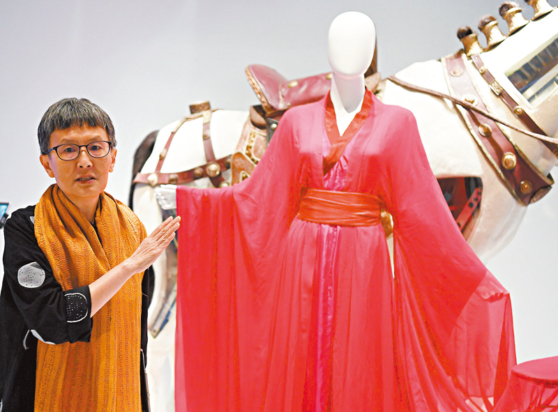 ◆張西美講解展覽中展出的電影服裝。