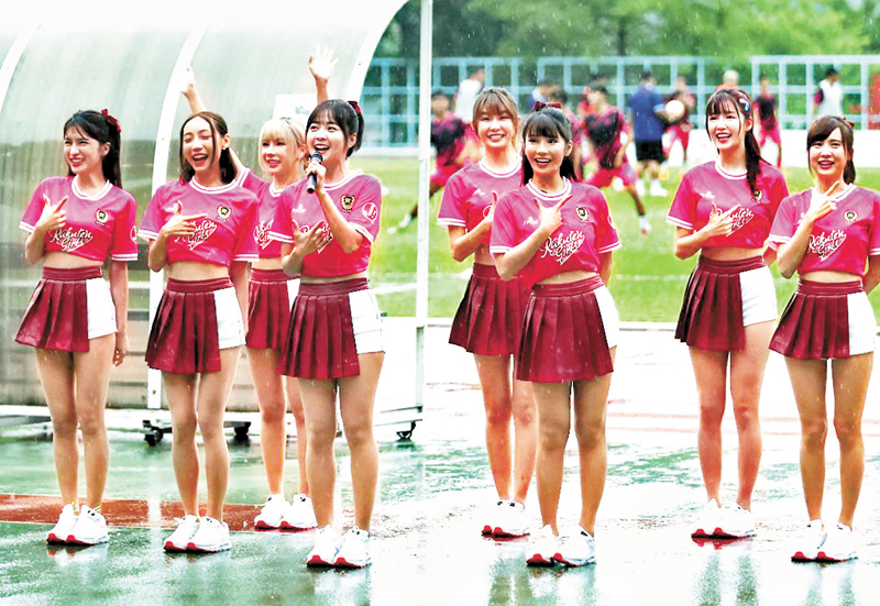 ◆「樂天女孩」在4月港超煞科日冒雨表演。