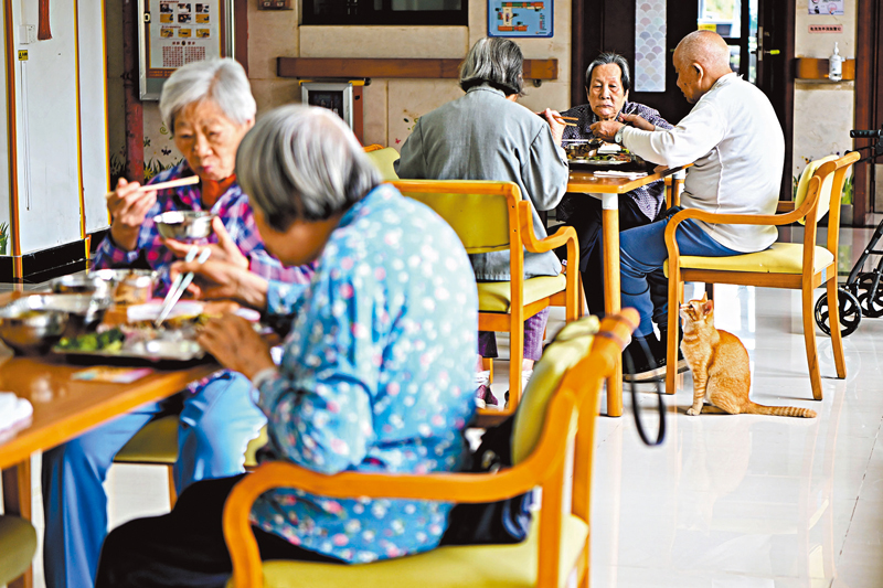 ◆港長者在廣東安老院用餐。 資料圖片