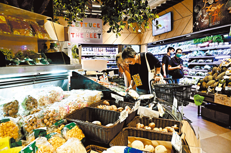 ◆議員倡香港跟隨內地禁令，禁止日本高風險地區漁農產品輸入。圖為市民在超市購買食材。 資料圖片