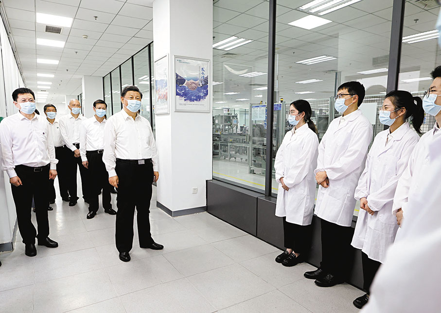 ◆7月6日下午，中共中央總書記、國家主席、中央軍委主席習近平在江蘇省南京市，先後考察了紫金山實驗室、南瑞集團有限公司，了解推進重大科技任務攻關、先進製造業集群發展、推動高質量發展等情況。這是習近平在南瑞集團有限公司考察。 新華社