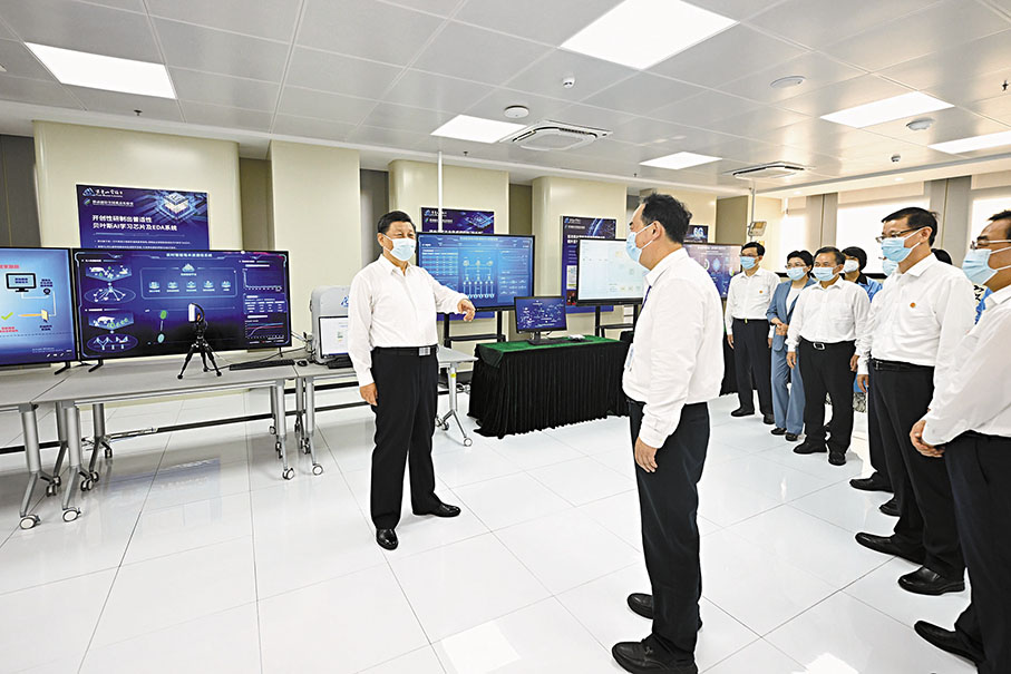 ◆7月6日下午，中共中央總書記、國家主席、中央軍委主席習近平在江蘇省南京市，先後考察了紫金山實驗室、南瑞集團有限公司，了解推進重大科技任務攻關、先進製造業集群發展、推動高質量發展等情況。這是習近平在紫金山實驗室考察。 新華社