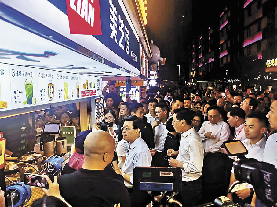 ◆ 李家超在青雲路上的港式美食店「美芝蓮」了解。 香港文匯報 記者周亞明 攝