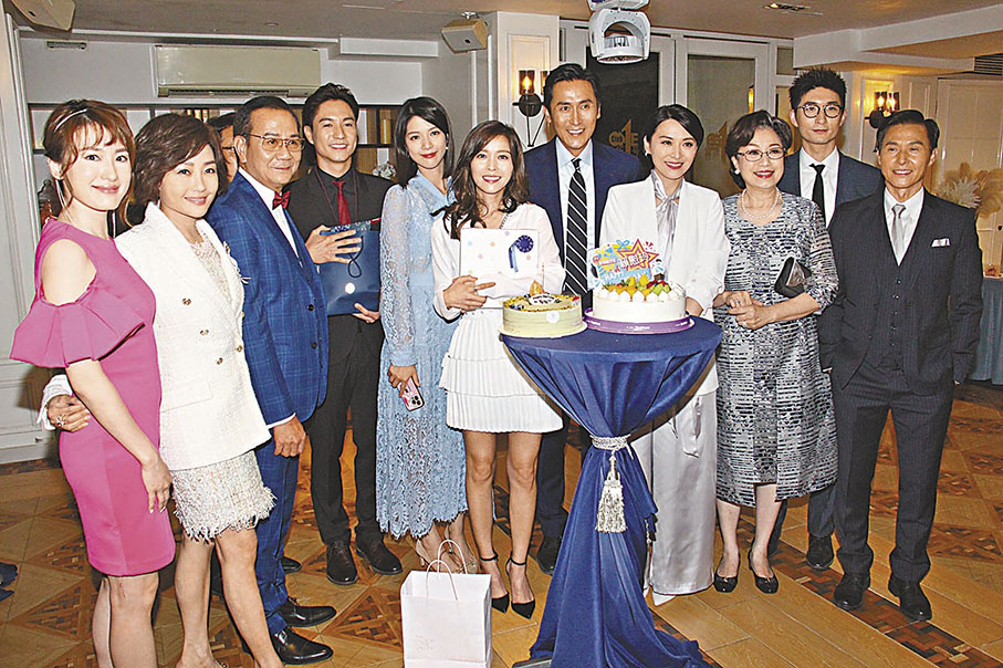 ◆一眾演員為賴慰玲慶生。