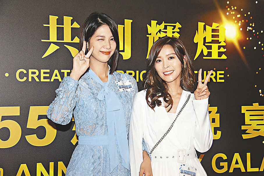 ◆陳曉華與賴慰玲姐妹情深，俏皮影合照。