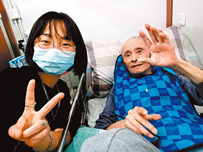 ◆周智璇和爸爸。 青協供圖