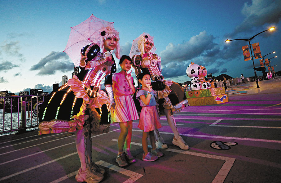 ◆市民與表演者合影。 香港文匯報記者萬霜靈  攝