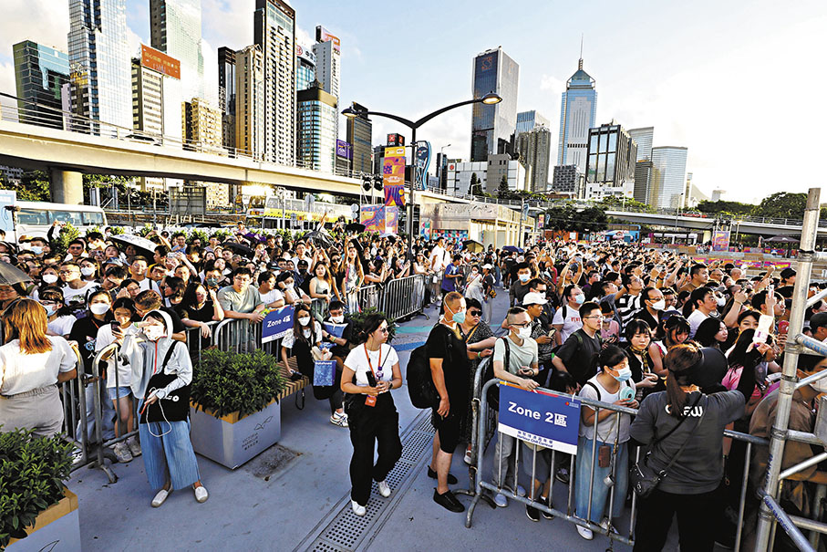 ◆不少市民和旅客一早到現場排隊，期望霸得「靚位」。 香港文匯報記者萬霜靈  攝