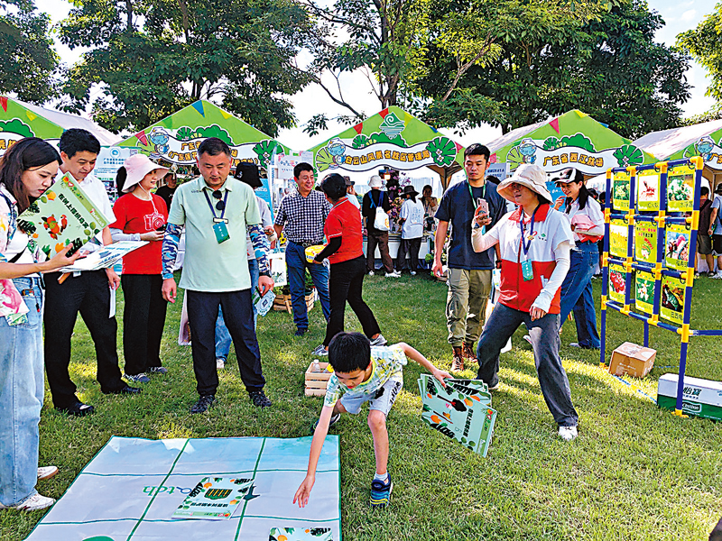 ◆工作人員帶領市民探索自然教育新玩法。