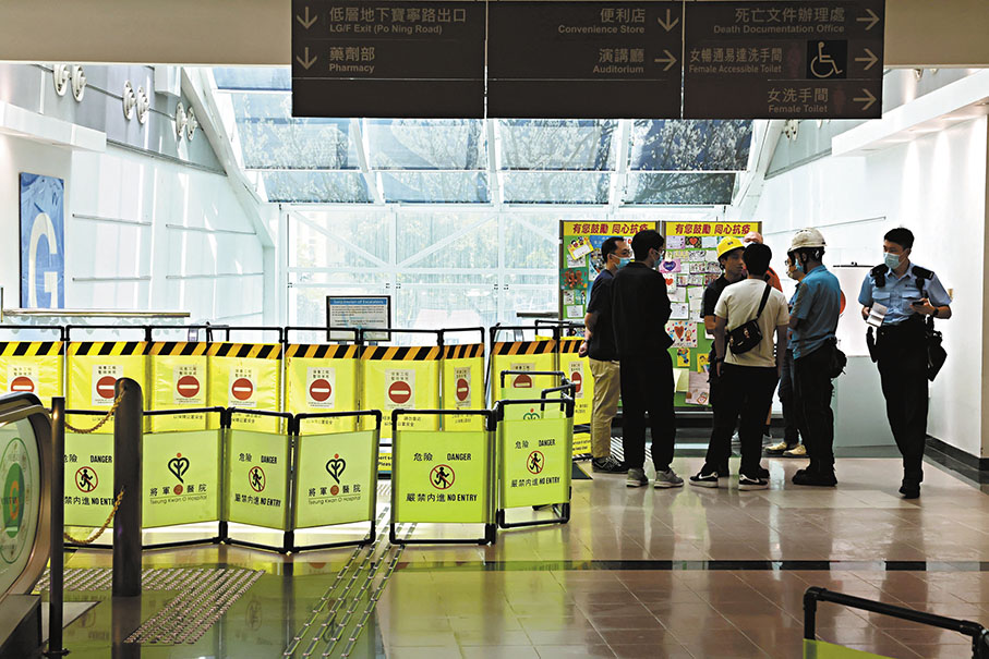 ◆意外後，警方封鎖扶手電梯進行調查。 香港文匯報記者劉友光  攝