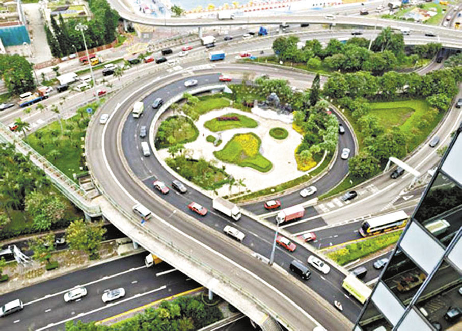 ◆路政署於去年年底分階段重鋪堅拿道天橋大部分瀝青路面。圖為該天橋南行線瀝青路面重鋪後情況。