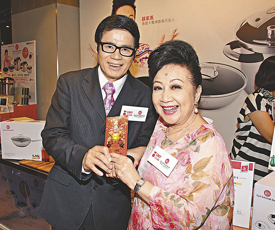 ◆家燕姐向安德尊送上大利是。