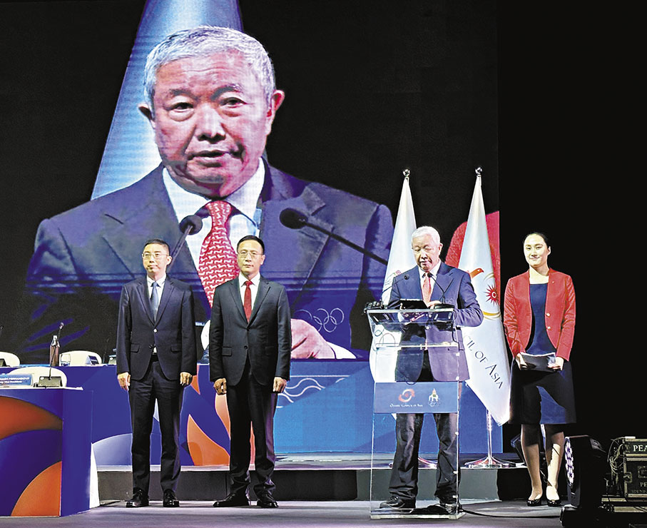 ◆中國奧委會副主席于再清（右二）代表中國奧委會推薦哈爾濱市申辦第九屆亞冬會。 中新社