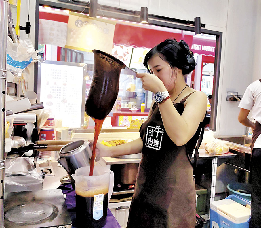 ◆攤主在現場製作香港絲襪奶茶。