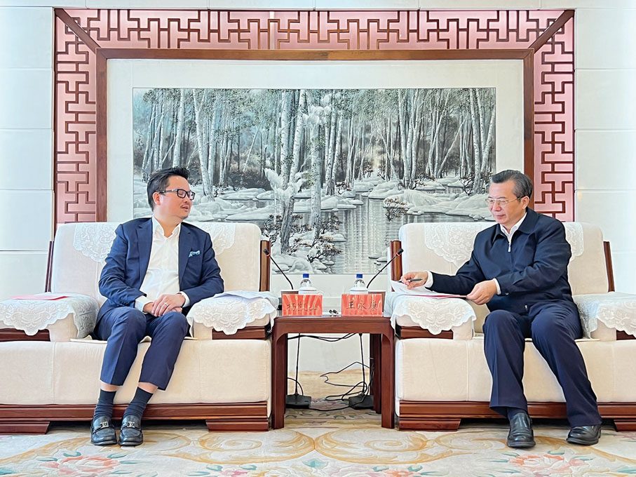 ◆ 中央候補委員、省人大黨組書記王永康（右）接見「黑龍江經貿訪問團」成員，與楊凱山會長交談（左）