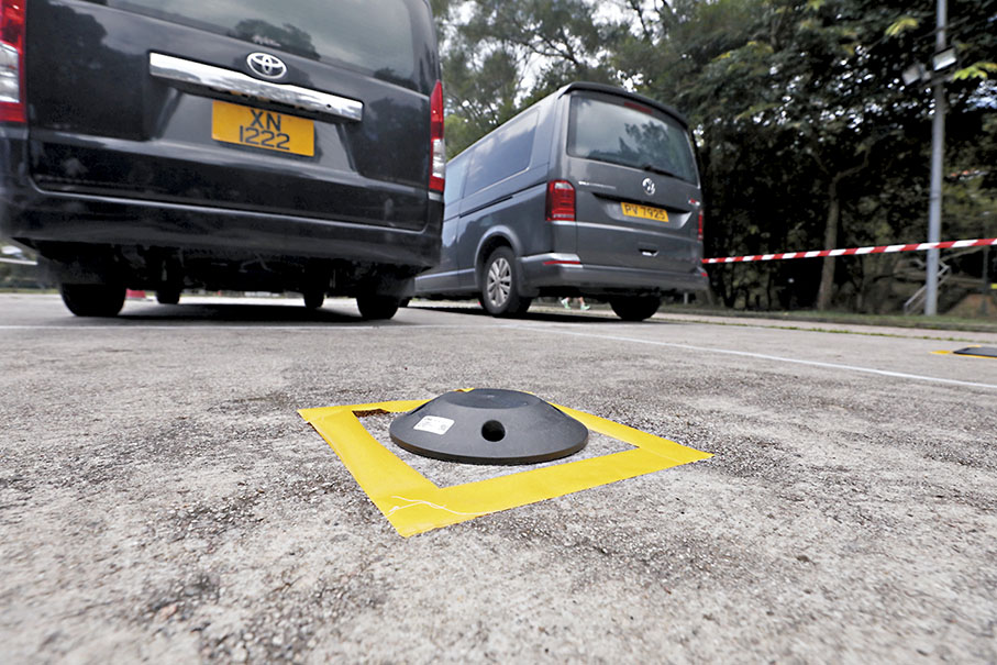 ◆泊車位感應器採用雷達及地磁感應技術，以探測泊車位是否被佔用。 香港文匯報 記者 郭木又  攝