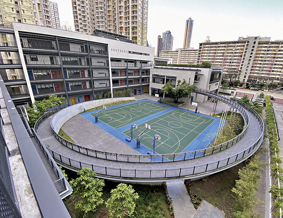 ◆長沙灣天主教小學校舍中央位置設置別具特色的圓形斜道。