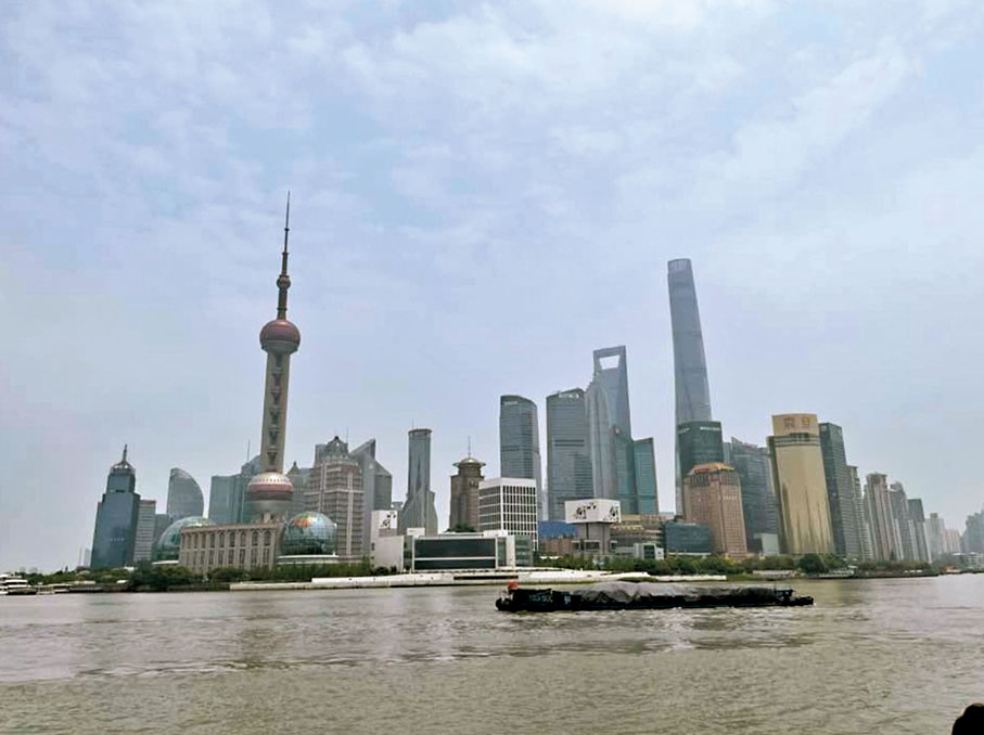 ◆現時MSCI中國指數的預測市盈率約為10倍，較過去五年平均低約1個標準差。市場對A股在2023年下半年或可望實現復甦抱有憧憬。圖為上海外灘。 資料圖片