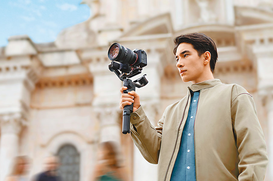 ◆現在，有一部專業相機的同時，穩定器也是拍攝好幫手。