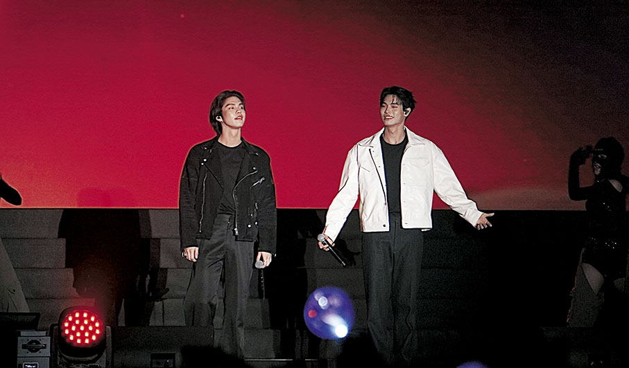 ◆ Bright（左）和Win黑白Look合唱《Villan》為演唱會揭幕。
