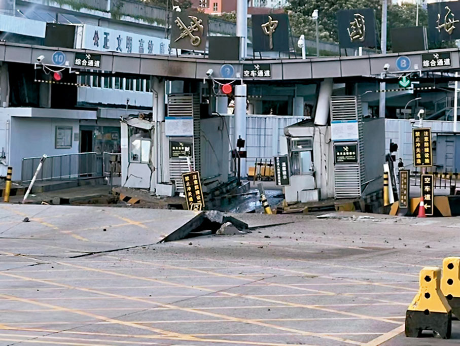 ◆ 香港貨車司機拍攝的文錦渡口岸北行通道地面沉降，只見路面隆起，通道構築物上方則下陷。