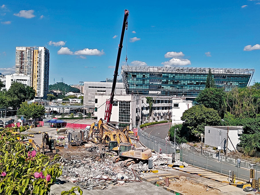 ◆ 深圳文錦渡口岸北行通道出現地面沉降，昨日多輛工程車在搶修。香港文匯報記者李昌鴻 攝