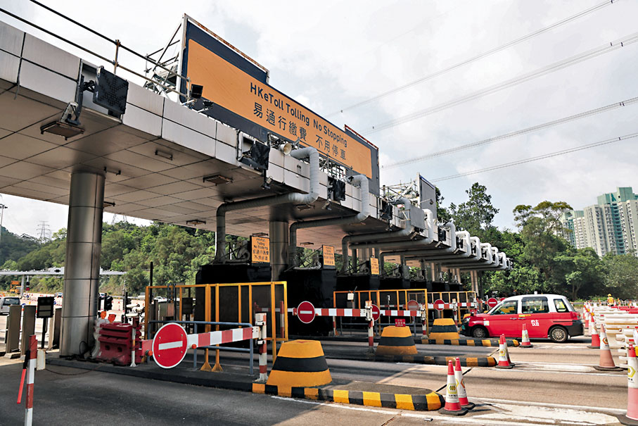 ◆有的士業界反映，「易通行」經常未能自動扣減的士的隧道費。圖為的士駛經實施「易通行」的城門隧道前收費廣場。資料圖片