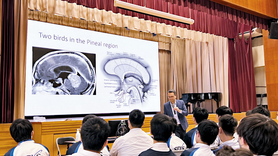 ◆陳達明向學生介紹其研究項目。 香港文匯報記者姜嘉軒  攝