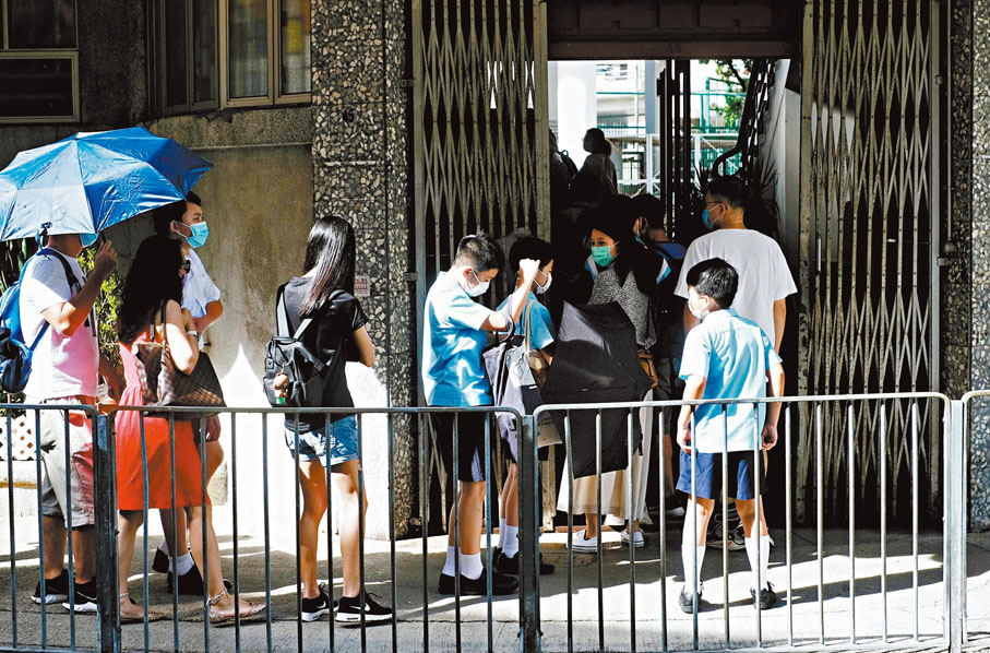 ◆ 家長和學生往心儀的中學「叩門」。 資料圖片