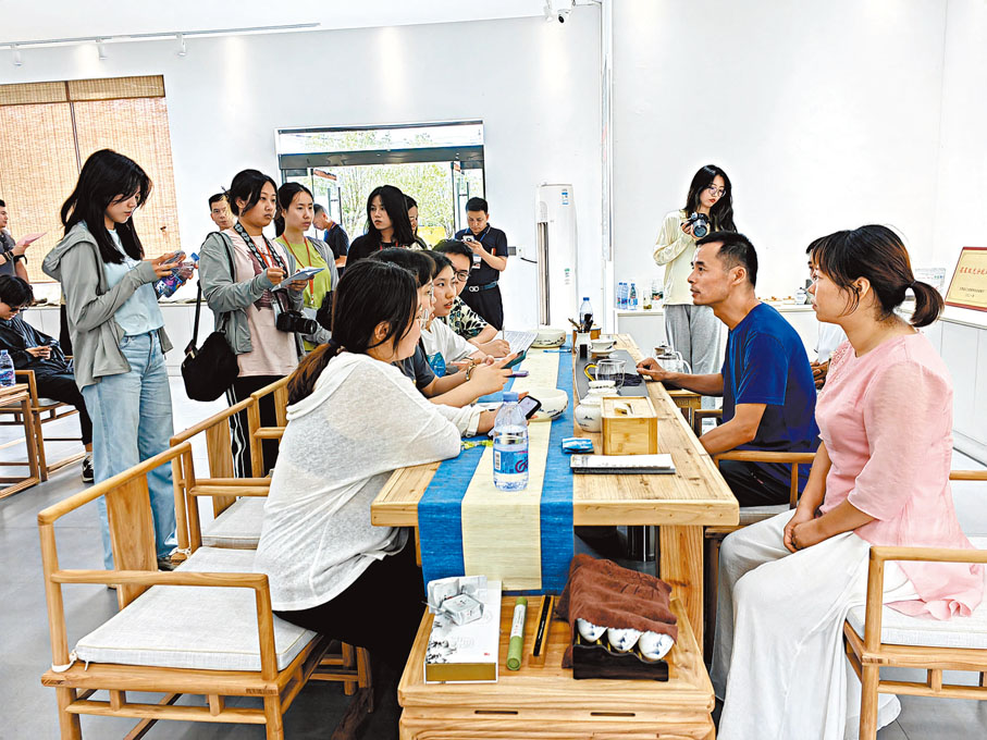 ◆香港傳媒學子對話汪鴻欣（右二）。香港文匯報記者王逍  攝