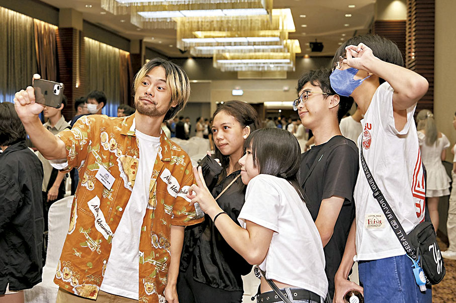 ◆《手卷煙》導演陳健朗親切與參賽學生合影。