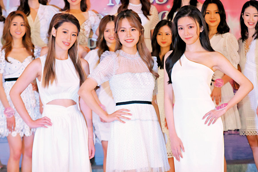 ◆ 「一見鍾意佳麗」 票數最高三甲佳麗分別是15號莊子璇(中)、16號郭珮文(左)及17號王敏慈(右)。