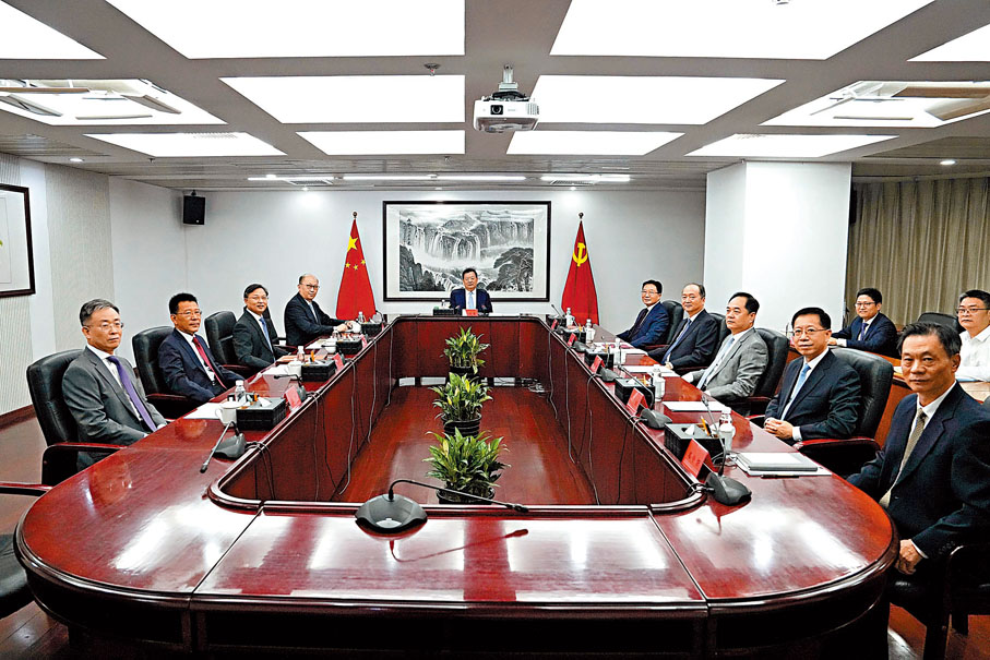 ◆7月11日，中共中央港澳工作辦公室召開會議。中央港澳工作辦公室主任夏寶龍主持會議並講話。 國務院港澳辦網站圖片