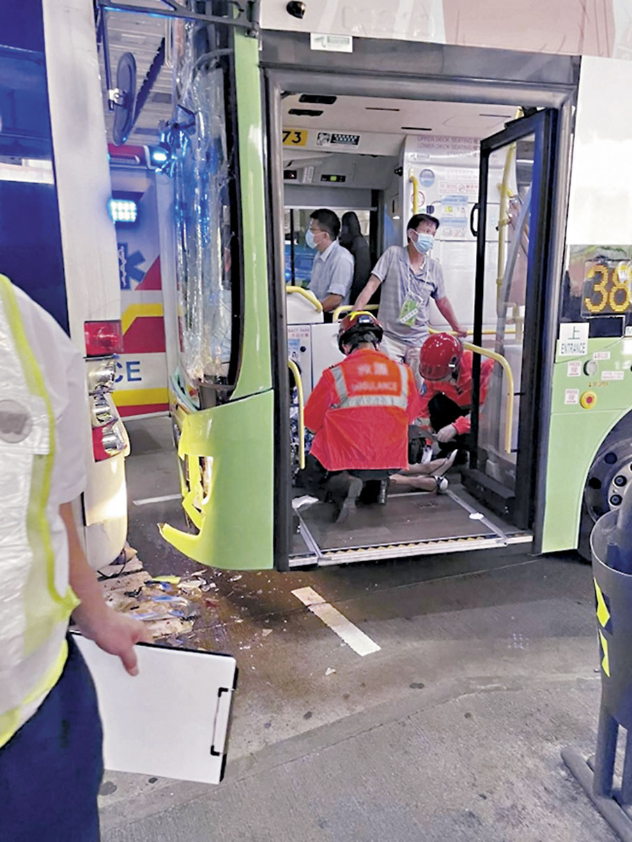 ◆救護員在失事巴士上為一名跌倒傷者包紮。 網上圖片