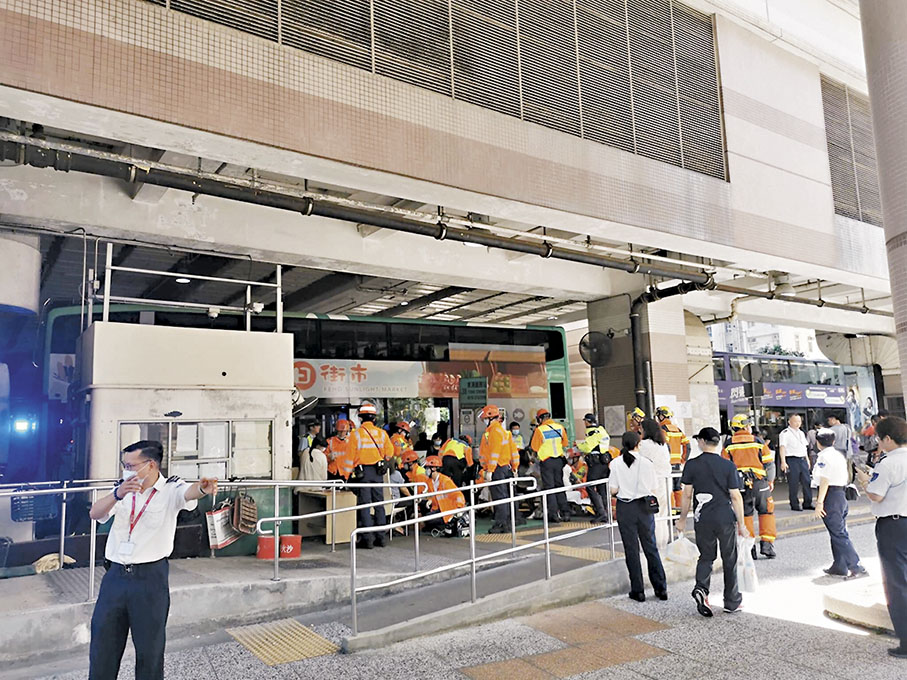 ◆逸東邨巴士總站昨日發生兩巴士首尾相撞釀16傷。