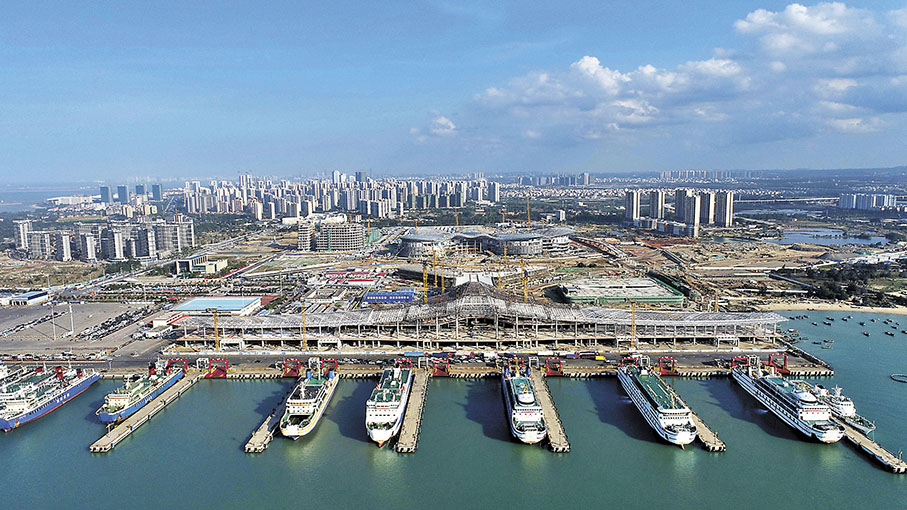 ◆習近平在主持會議時強調，建設更高水平開放型經濟新體制是我們主動作為以開放促改革、促發展的戰略舉措。圖為海口新海港客運綜合樞紐項目施工現場。 資料圖片