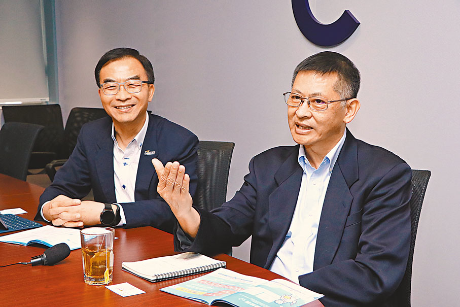 ◆應用教育文憑課程監理會主席陳卓禧(左)及課程總監黃志堅。香港文匯報記者北山彥  攝